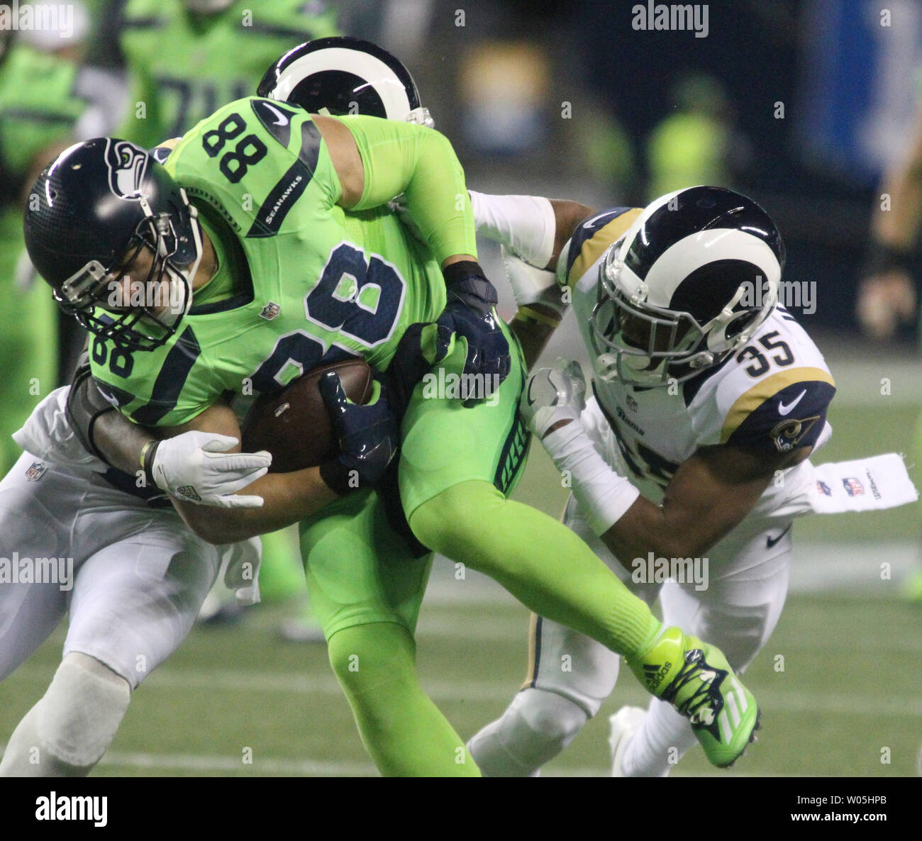 Seattle Seahawks tight end Jimmy Graham (88) Kämpfe durch die Geräte der Los Angeles Rams defensive Zurück Michael Jordan (35) und Los Angeles Rams Defensive zurück Cody Davis (38) nach einem 31 yard Pass von quarterback Russell Wilson bis zu einem 1 Yard Touchdown an CenturyLink Feld in Seattle, Washington am 15. Dezember 2016 eingestellt. Die Seahawks schlagen die Rams 24-3. Foto von Jim Bryant/UPI Stockfoto