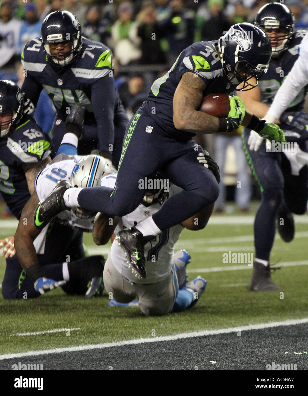 Seattle Seahawks zurück laufen Thomas Rawls (34) läuft mit einem 4 Yard Touchdown gegen die Detroit Lions in einer Wild Card Runde der NFL Playoffs an CenturyLink Feld in Seattle, Washington, am 7. Januar 2017. Die Seahawks schlagen die Löwen 26 zu 6 in die Playoffs zu gelangen. Foto von Jim Bryant/UPI Stockfoto