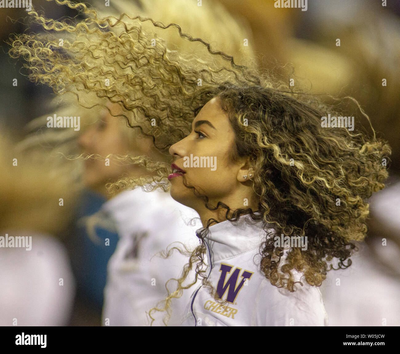 Universität von Washington Cheerleadern durchführen, während ihr Spiel gegen die Arizona State Sun Devils während des Quartals in einer PAC-12 College Football Spiel, am 22. September 2018 bei Husky Stadium Seattle, Washington. Washington Huskies schlagen die Arizona Sun Devils 27-20. Foto von Jim Bryant/UPI Stockfoto