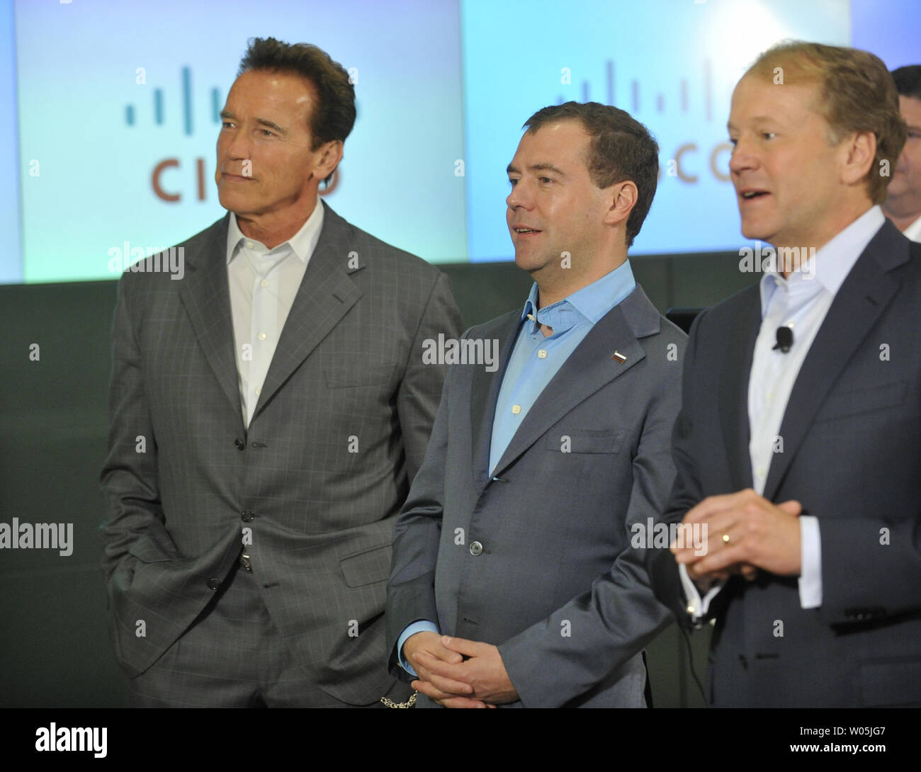 Der russische Präsident Dmitri Medwedew (C) und Kalifornien reg. Arnold Schwarzenegger (L) stehen mit Cisco-CEO John Chambers (R) wie Sie Cisco Hauptsitz in San Jose, CA am 23. Juni 2010 Während seines zweitägigen Besuchs in Silicon Valley zu besuchen. UPI Foto/Alex Volgin Stockfoto