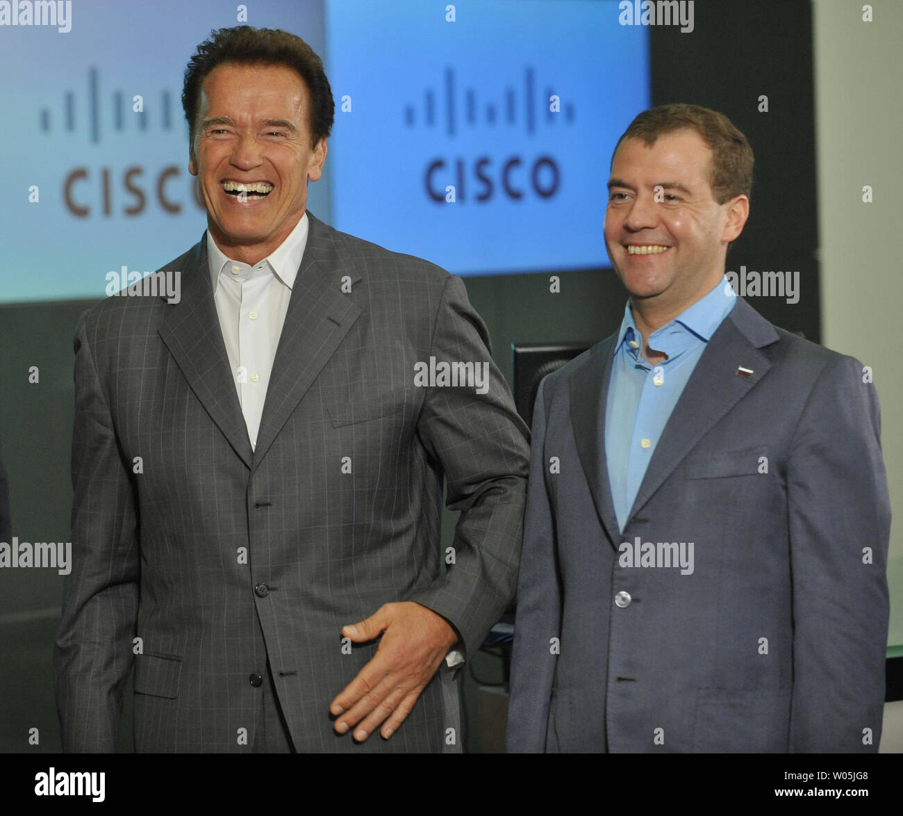 Der russische Präsident Dmitri Medwedew (R) und Kalifornien reg. Arnold Schwarzenegger Lächeln, als sie Cisco Hauptsitz in San Jose, CA am 23. Juni 2010 Während seines zweitägigen Besuchs in Silicon Valley zu besuchen. UPI Foto/Alex Volgin Stockfoto