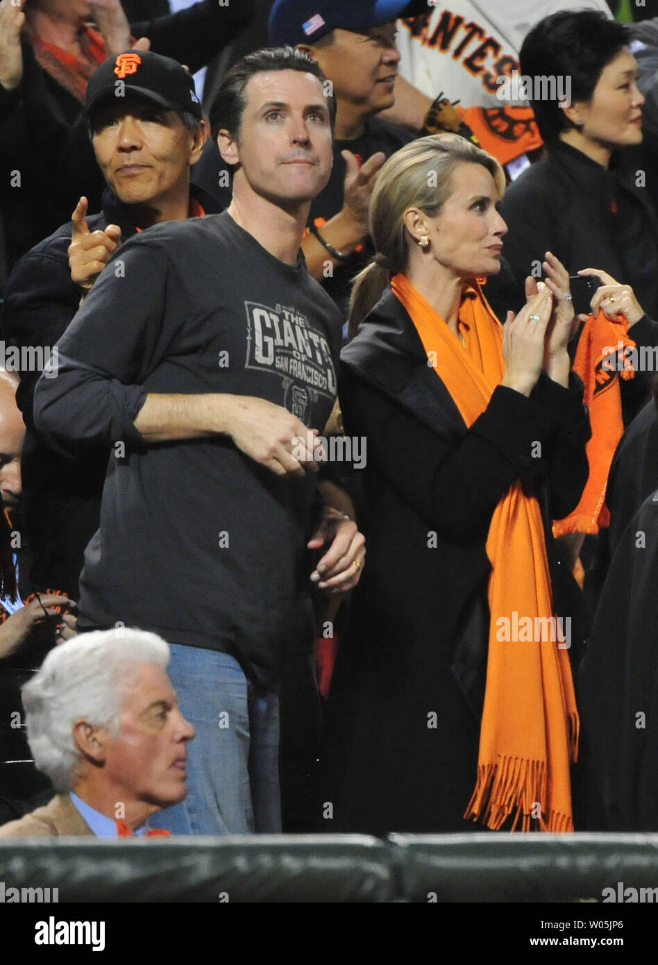 San Francisco Bürgermeister Gavin Newsom, seine Frau Jennifer Siebel Newsom und San Francisco Giants Inhaber Bill Neukom (links unten) sehen Sie, wie die Riesen der Texas Rangers während Spiel 2 der World Series bei AT&T Park in San Francisco, 28. Oktober 2010 spielen. UPI/Kevin Dietsch Stockfoto