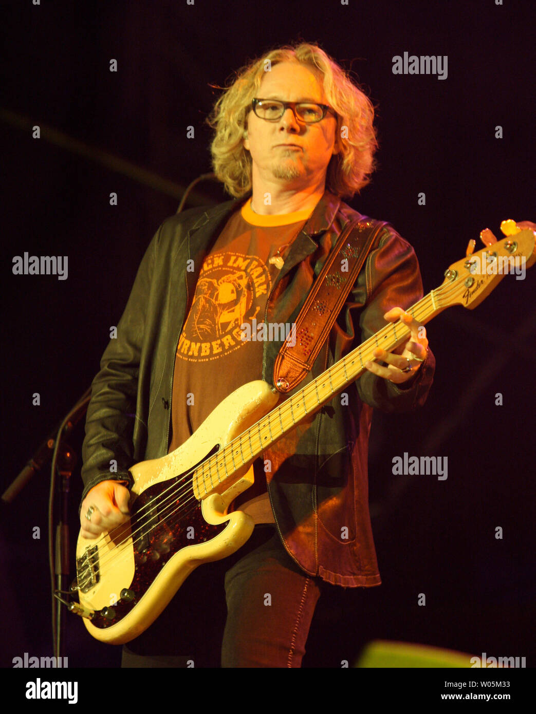 Mike Mills von R.E.M. führt im Konzert an das Griechische Theater in Berkeley, Kalifornien am 31. Mai 2008. Die alternative Rock Hall of Famers Tour sind zur Unterstützung Ihres neuen Release 'beschleunigen'. (UPI Foto/Daniel Gluskoter) Stockfoto