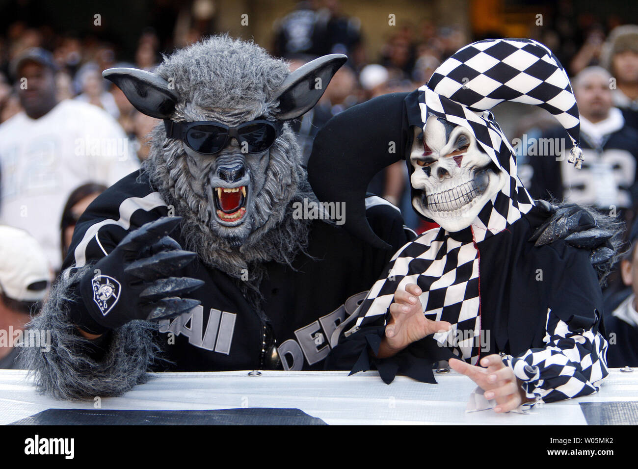 Oakland Raiders Fans, die aussehen wie Halloween Überbleibsel, beobachten Sie ihre Mannschaft zu den Kansas City Chiefs in Oakland, Kalifornien am 15. November 2009 verlieren. Die Leiter besiegt die Räuber 16-10. UPI Foto/Mohammad Kheirkhah Stockfoto