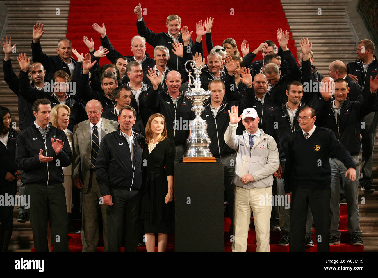 Mitglieder von BMW Oracle Racing und Würdenträger stand mit den America's Cup nach einer Zeremonie am Rathaus in San Francisco am 20. Februar 2010. UPI/Mohammad Kheirkhah Stockfoto