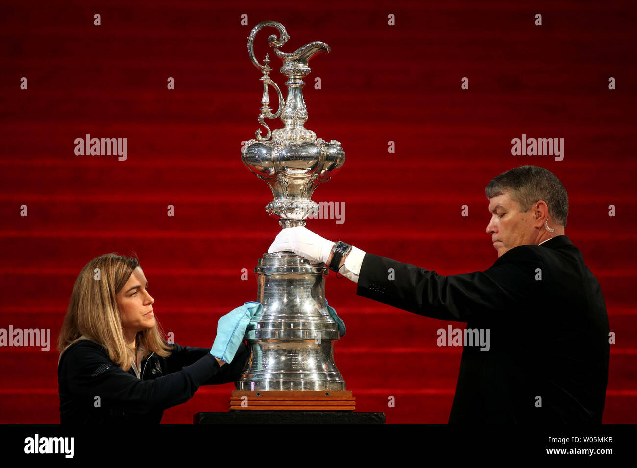 America's Cup wird vor einer Zeremonie im Rathaus in San Francisco am 20. Februar 2010 poliert. UPI/Mohammad Kheirkhah Stockfoto