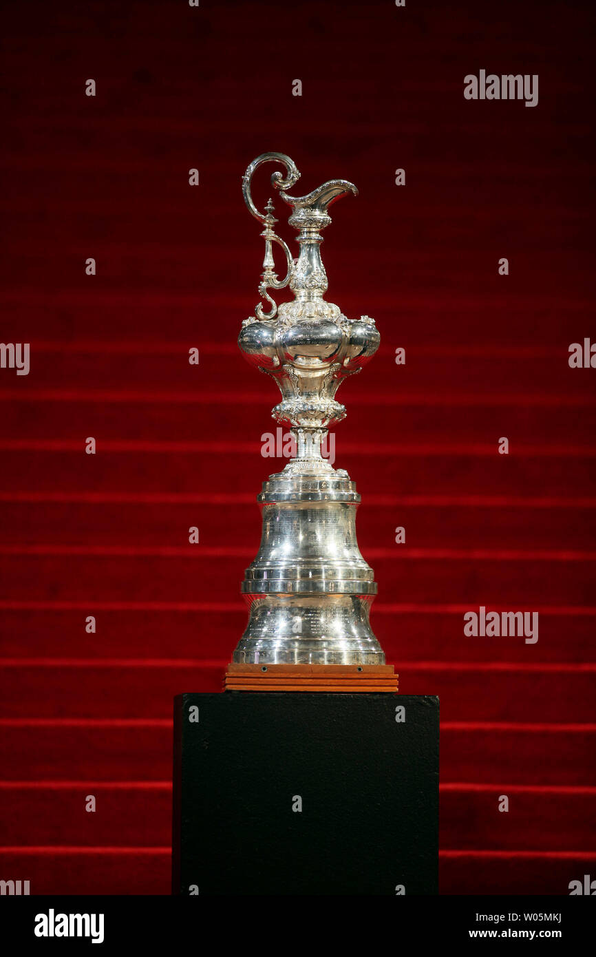 Der America's Cup ist in der Rotunde im Rahmen einer Feierstunde im Rathaus in San Francisco am 20. Februar 2010 angezeigt. UPI/Mohammad Kheirkhah Stockfoto