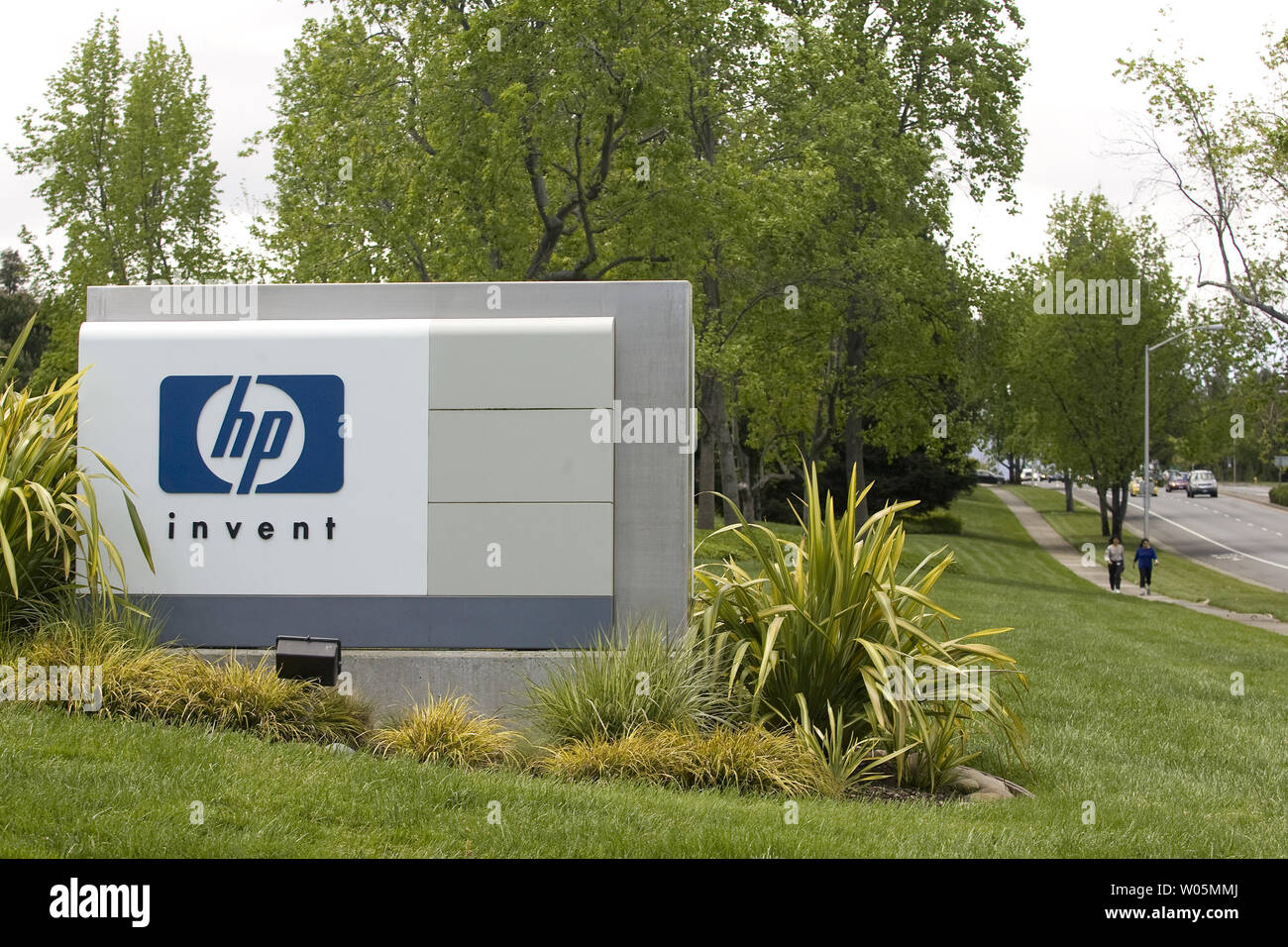 Ein HP-Logo markiert die Unternehmenszentrale von Hewlett-Packard in Palo Alto, Kalifornien, am 29. April 2010. Hewlett-Packard wird Zahlen über $ 1,4 Mrd. smart phone Teekocher Palm Inc. UPI/Mohammad Kheirkhah zu erwerben. Stockfoto