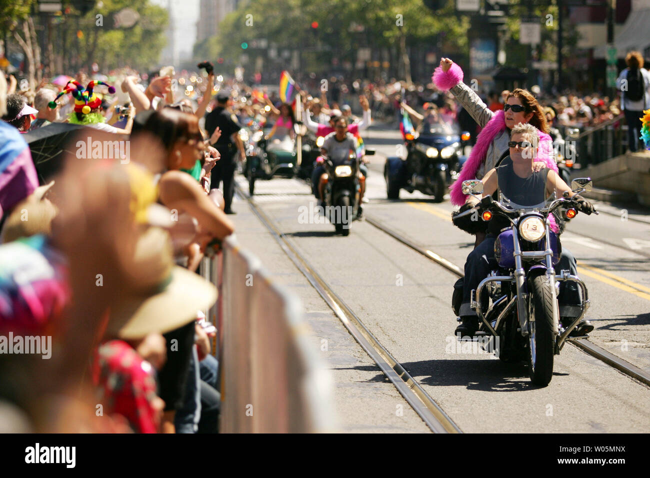 Deiche auf dem Fahrrad führen aus 40th jährliche der Stadt LGBT Pride Feier und Parade am 27. Juni 2010 in San Francisco. UPI/Mohammad Kheirkhah Stockfoto