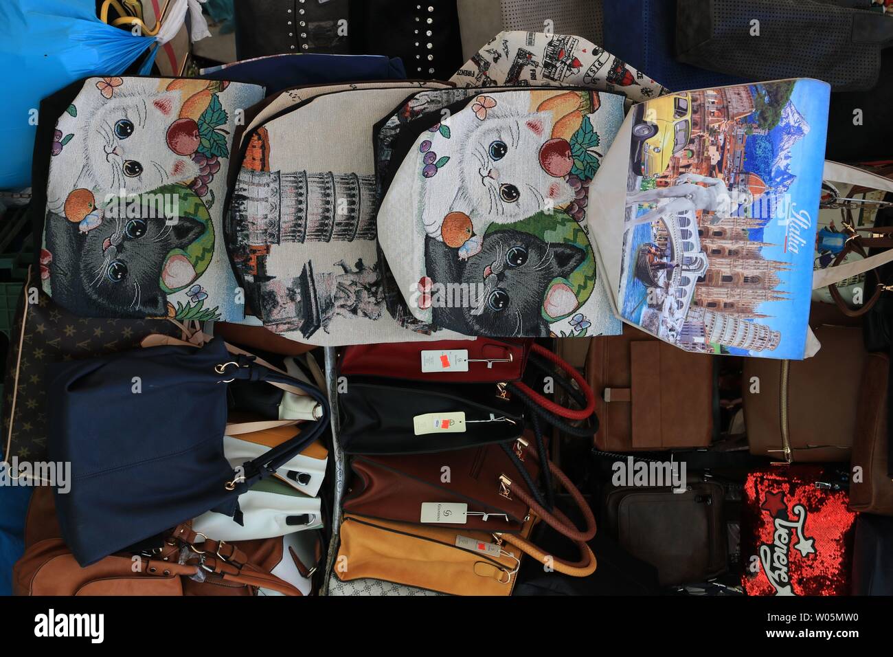 Pisa, Toskana, Italien. 06/21/2019 Souvenir Taschen auf den Schiefen Turm von Pisa. Marktstände in der toskanischen Stadt mit Anzeige von stofftaschen. Stockfoto