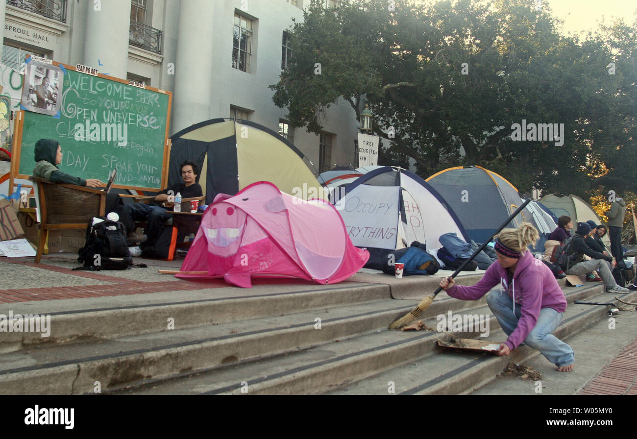 Student Colleen Junge der Cal Occupy-bewegung kehrt nach einer Übernachtung in einem feldlager Kürzungen im Bildungsbereich in der sproul Hall an der Universität von Kalifornien in Berkeley, Kalifornien am 16. November 2011 zu protestieren. Trotz mehrmals gewarnt, die von der Polizei, dass Camping Übernachtung war illegal, die Demonstranten die Nacht ohne verhaftet zu werden. UPI/David Yee Stockfoto