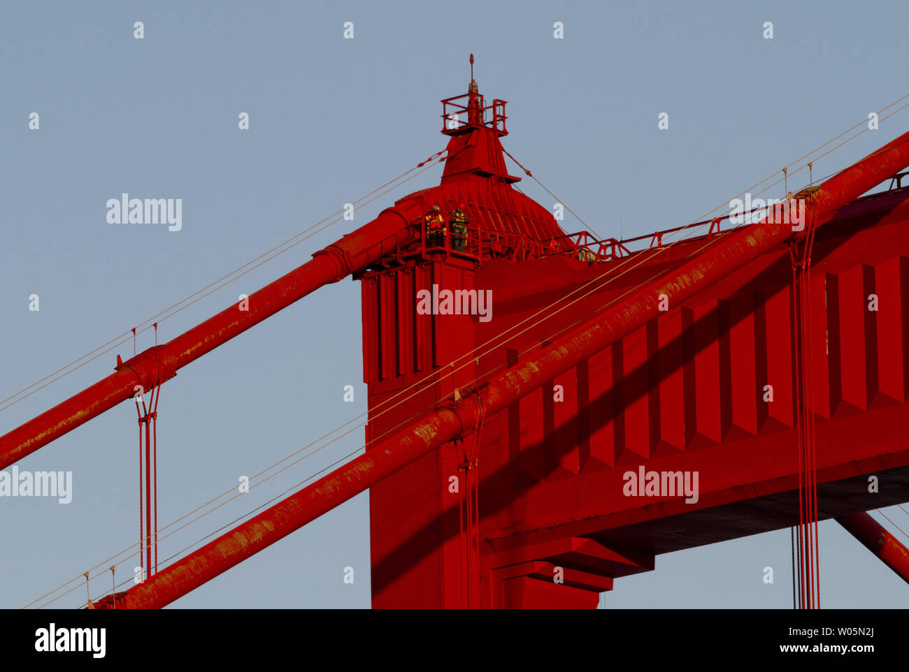 Zwei Arbeiter stehen auf der Nordturm während des 75-jährigen Bestehens der Golden Gate Bridge in San Francisco am 27. Mai 2012. UPI/Mohammad Kheirkhah Stockfoto