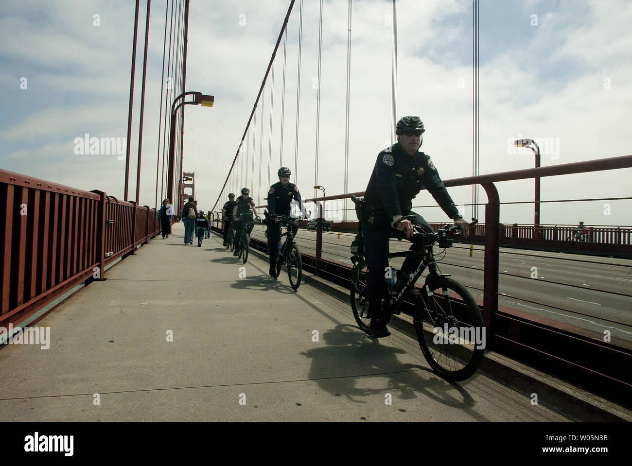 Polizisten mit dem Fahrrad über die Golden Gate Bridge bei der 75-Jahr-Feier der Brücke in San Francisco am 27. Mai 2012. UPI/Mohammad Kheirkhah Stockfoto