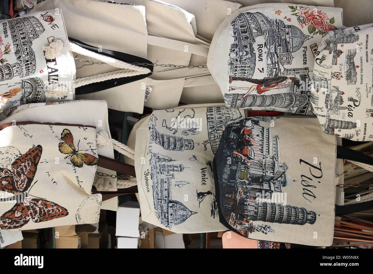 Pisa, Toskana, Italien. 21.06.2019. Souvenir Taschen auf den Schiefen Turm von Pisa. Marktstände in der toskanischen Stadt mit Anzeige von stofftaschen. Stockfoto