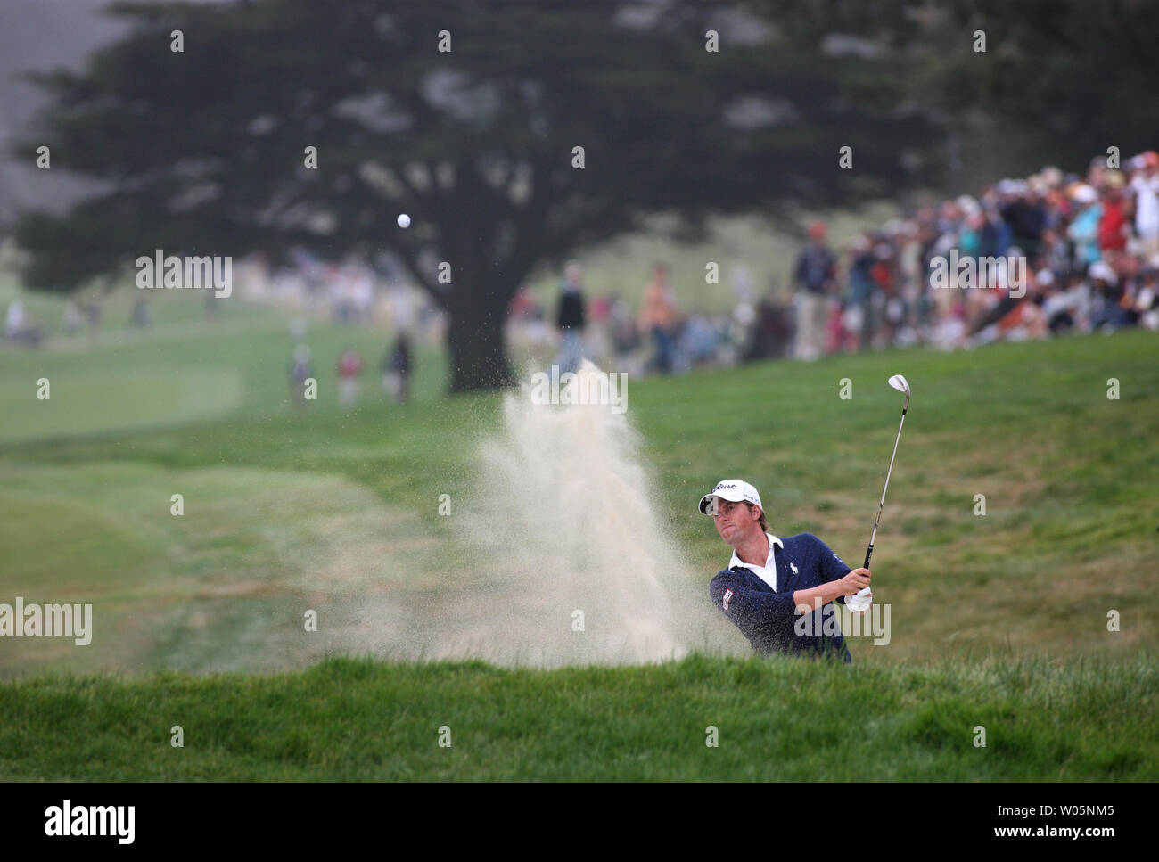 Webb Simpson schlägt aus, um eine Falle zu dem 17 grüne in der letzten Runde der US Open bei den Olympischen Club in San Francisco am 17. Juni 2012. Simpson gewann durch einen Anschlag mit einer Punktzahl von 281. UPI/Terry Schmitt Stockfoto