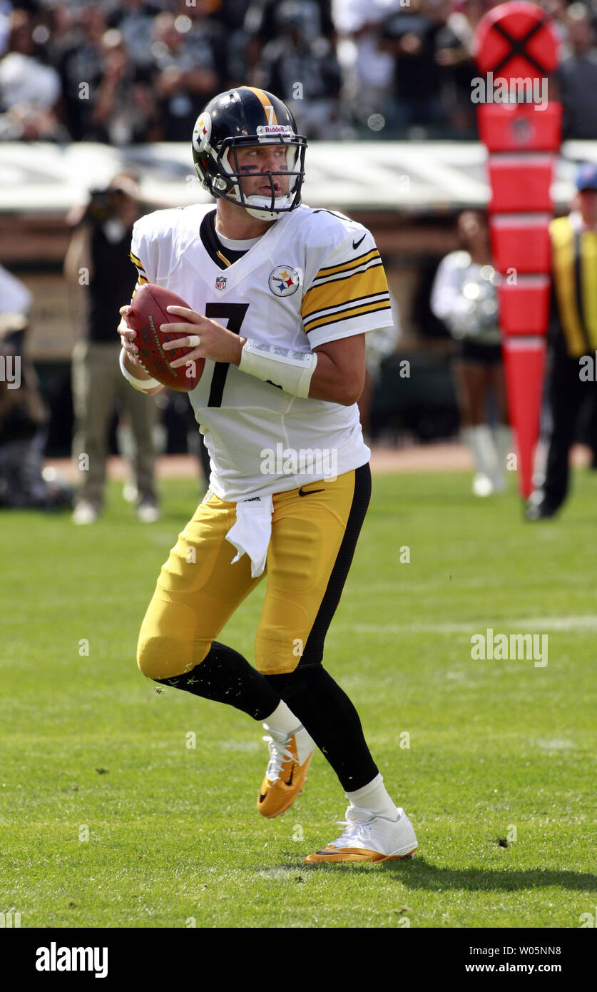 Pittsburg Steelers QB Ben Roethlisberger zurück Tropfen gegen die Oakland Raiders an O. co Coliseum in Oakland, Kalifornien am 23. September 2012 zu übermitteln. Räuber besiegt die Steelers 34-31 UPI/Bruce Gordon Stockfoto