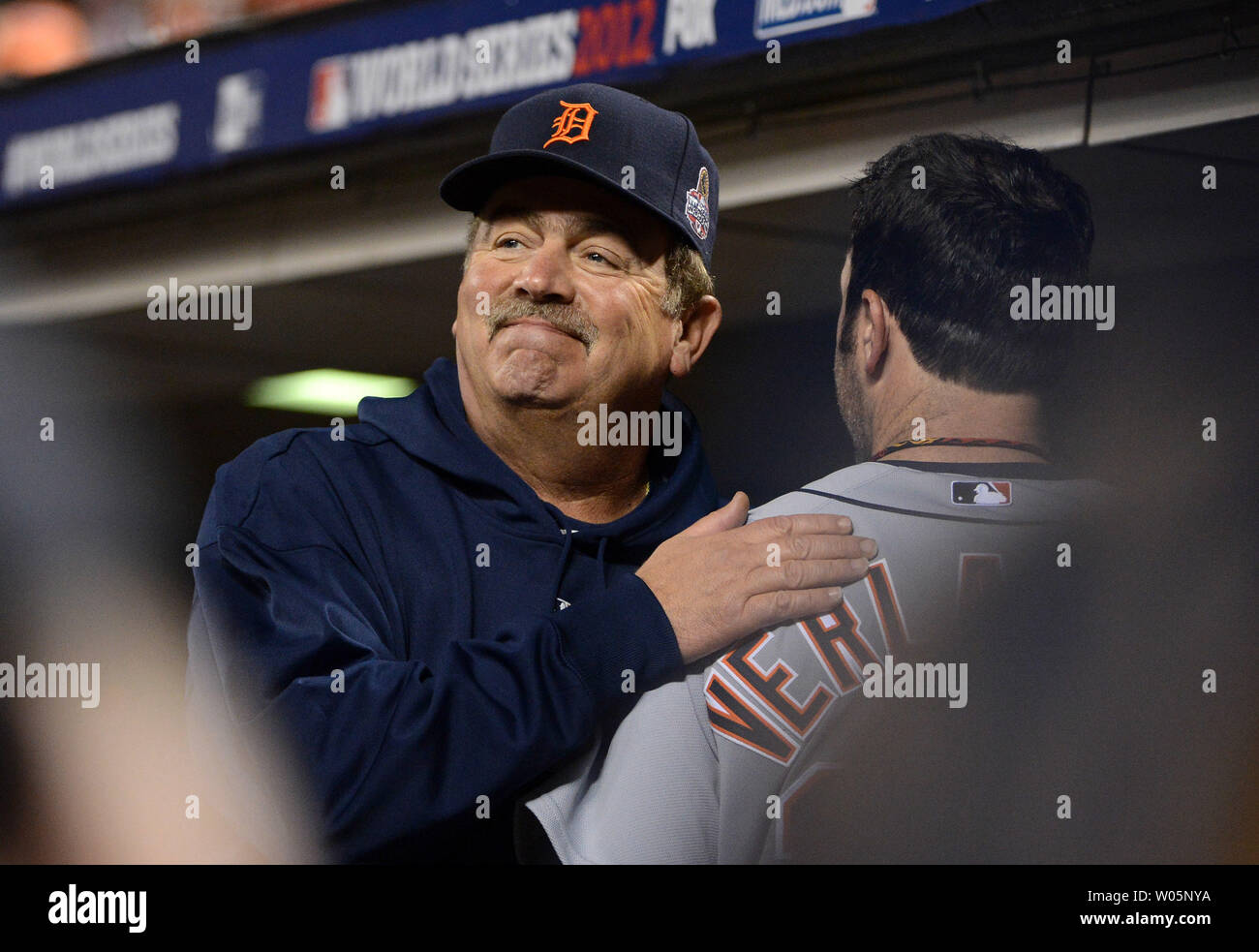 Detroit Tiger Pitching coach Jeff Jones Klapse Krug Justin Verlander nach aus dem vierten Inning von Spiel 1 der World Series gegen die San Francisco Giants bei AT&T Park in San Francisco am 24. Oktober 2012. UPI/Terry Schmitt Stockfoto