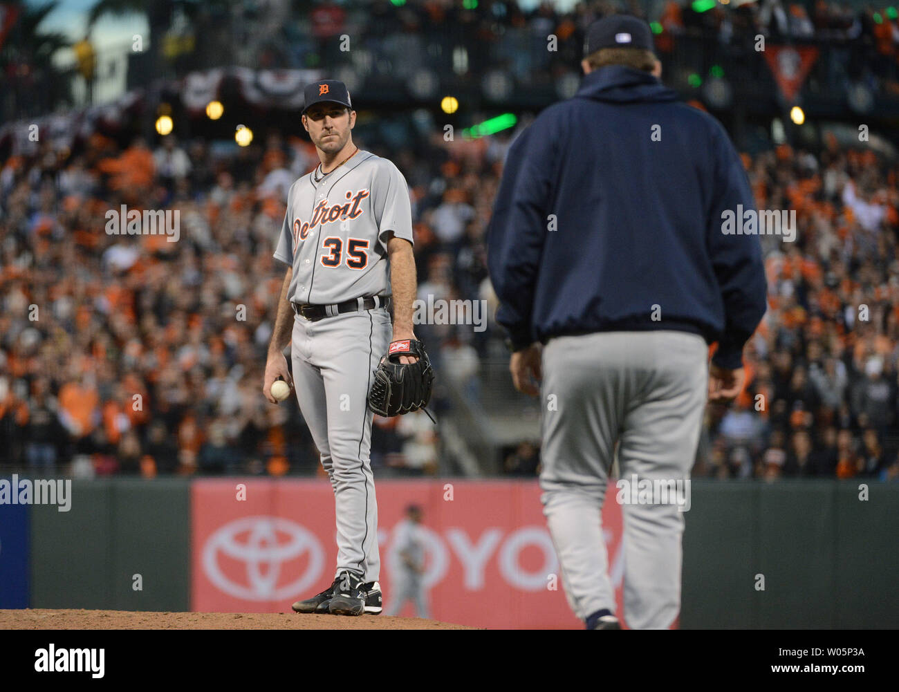 Detroit Tiger Pitching coach Jeff Jones geht raus an Justin Verlander im dritten Inning von Spiel 1 der World Series gegen die San Francisco Giants bei AT&T Park in San Francisco am 24. Oktober 2012 zu sprechen. UPI/Terry Schmitt Stockfoto