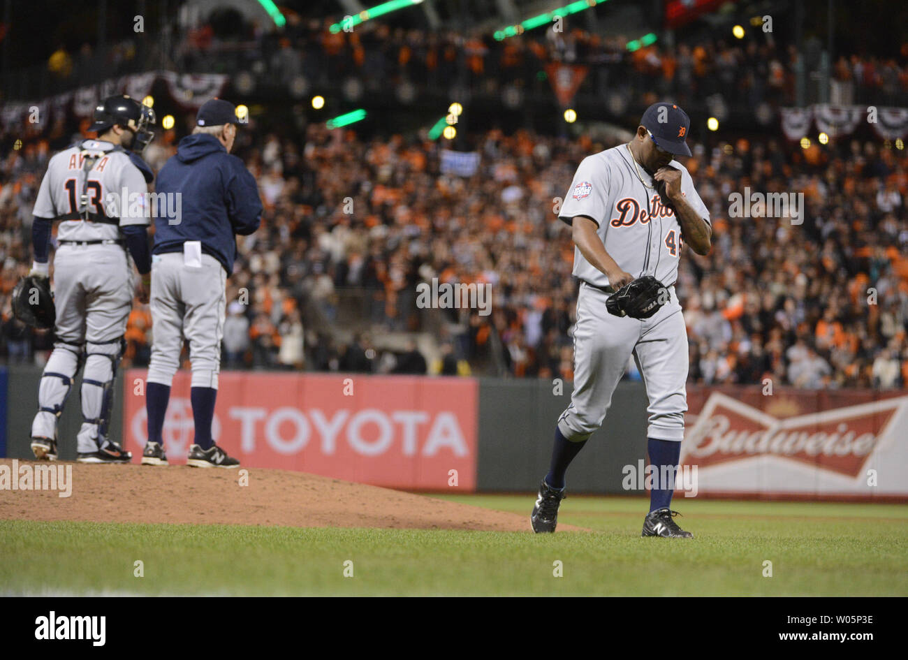 Detroit Tiger Krug Jose Valverde ist out im achten Inning gegen die San Francisco Giants in Spiel 1 der World Series bei AT&T Park in San Francisco am 24. Oktober 2012. UPI/Terry Schmitt Stockfoto