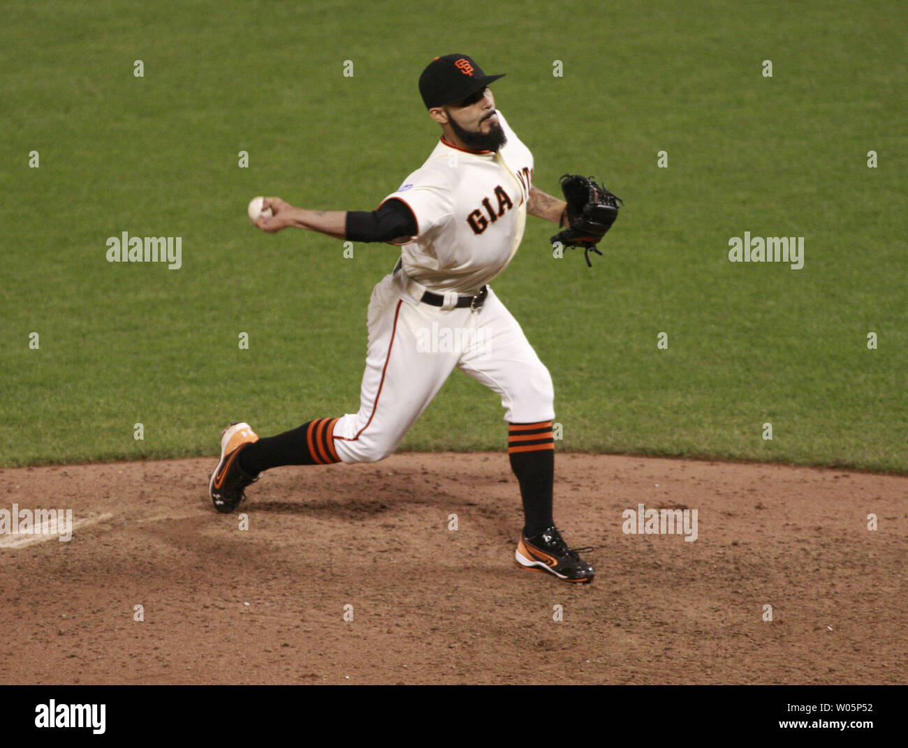 San Francisco Giants näher Sergio Romo gegen die Detroit Tigers im neunten Inning von Spiel 2 der World Series wirft bei AT&T Park in San Francisco am 25. Oktober 2012. Die Riesen besiegt die Tiger 2-0. UPI/Bruce Gordon Stockfoto