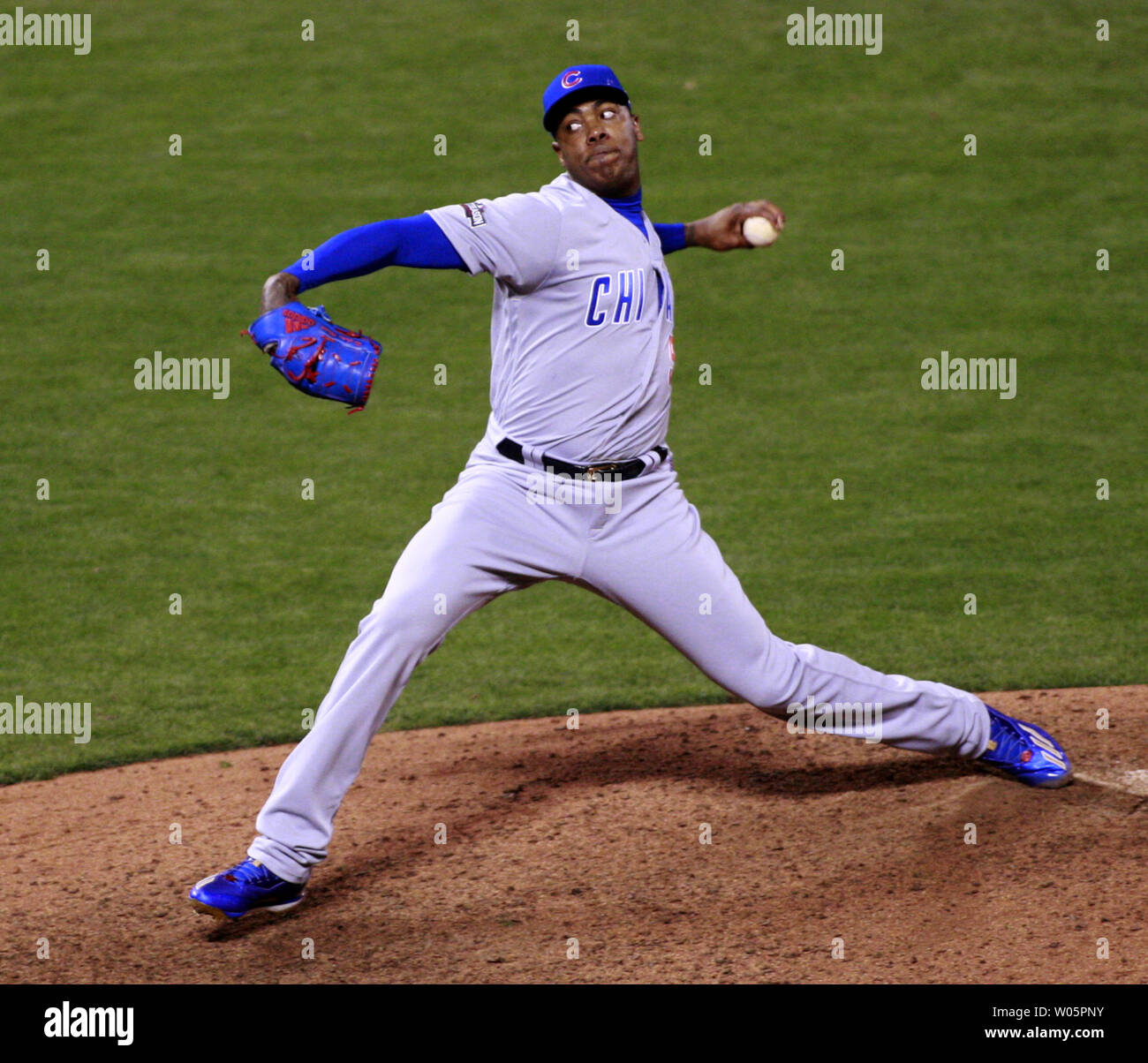 Chicago Cubs Aroidis Chapman mäht der San Francisco Giants, dass die Seite im neunten Inning von Spiel 4 der National League Division Series bei AT&T Park in San Francisco am 11. Oktober 2016. Die Jungen, die die Riesen besiegte 6-5 Die nlds zu gewinnen. Foto von Bruce Gordon/UPI Stockfoto