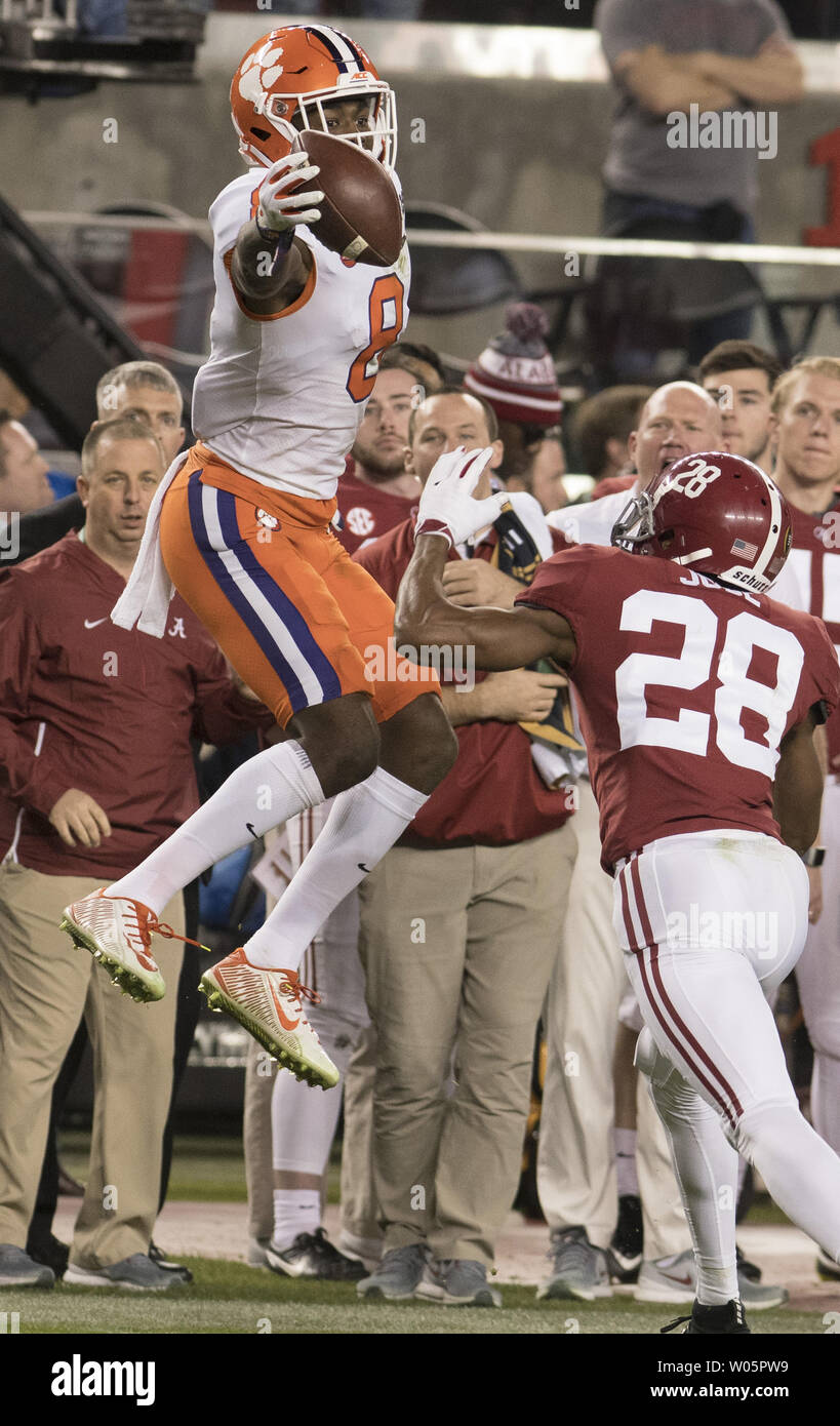 Clemson Tiger wide receiver Justyn Ross (8) macht eine einhändige Empfang eines Trevor Lawrence Pass über Alabama Crimson Tide Defensive zurück Josh Jobe (28) Im dritten Quartal an den NCAA College Football Endspiel nationale Meisterschaft bei Levi's Stadion am 7. Januar 2019 in Santa Clara, Kalifornien. Clemson besiegt Alabama44-16-die erste bis 15-0 Championship Team werden. Foto: Ken Levine/UPI Stockfoto