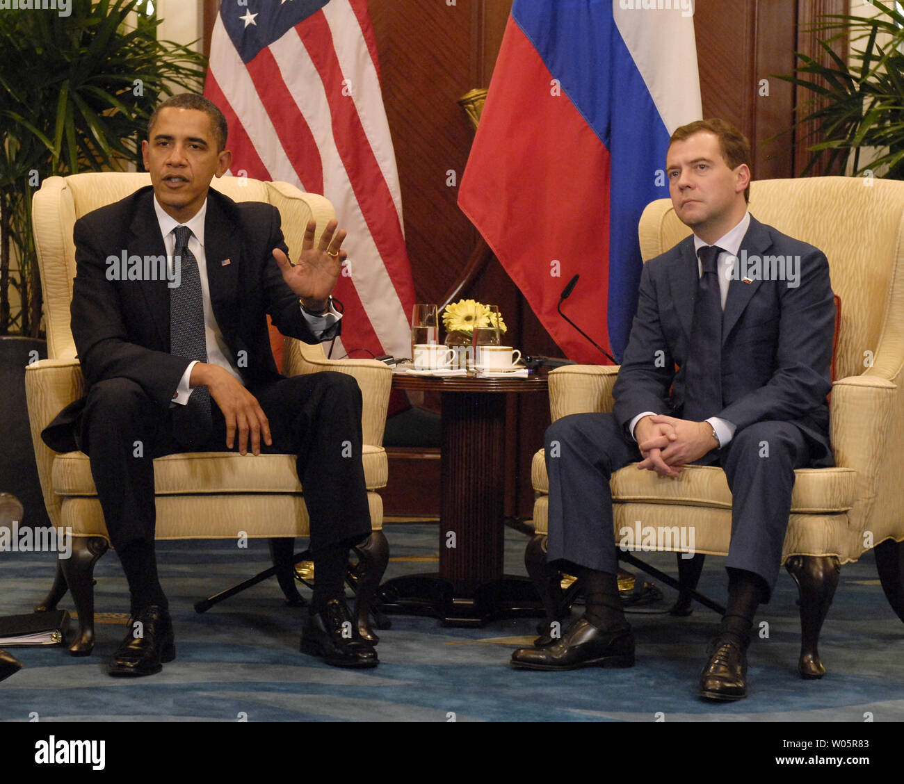 Us-Präsident Barack Obama (L) trifft sich mit seinem Russischen Amtskollegen Dmitri Medwedew während der Asia-Pacific Economic Cooperation (APEC) Leaders Summit in Singapur am 15. November 2009. UPI/Alex Volgin Stockfoto