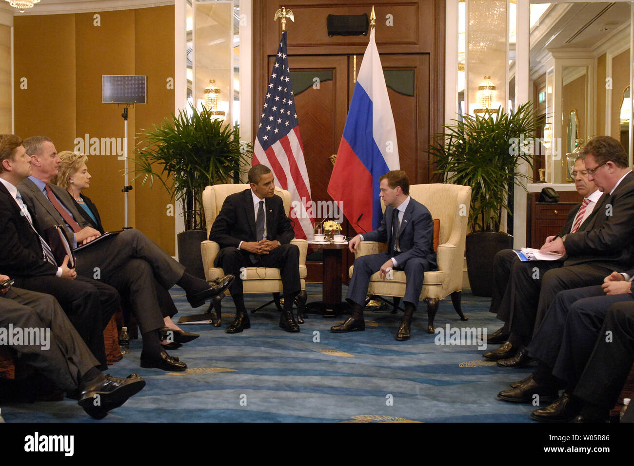 Us-Präsident Barack Obama (L) trifft sich mit seinem Russischen Amtskollegen Dmitri Medwedew während der Asia-Pacific Economic Cooperation (APEC) Leaders Summit in Singapur am 15. November 2009. UPI/Alex Volgin Stockfoto