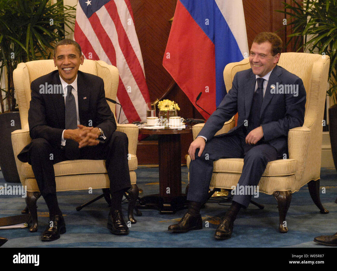 Us-Präsident Barack Obama (L) trifft sich mit seinem Russischen Amtskollegen Dmitri Medwedew während der Asia-Pacific Economic Cooperation (APEC) Leaders Summit in Singapur am 15. November 2009. UPI/Alex Volgin Stockfoto