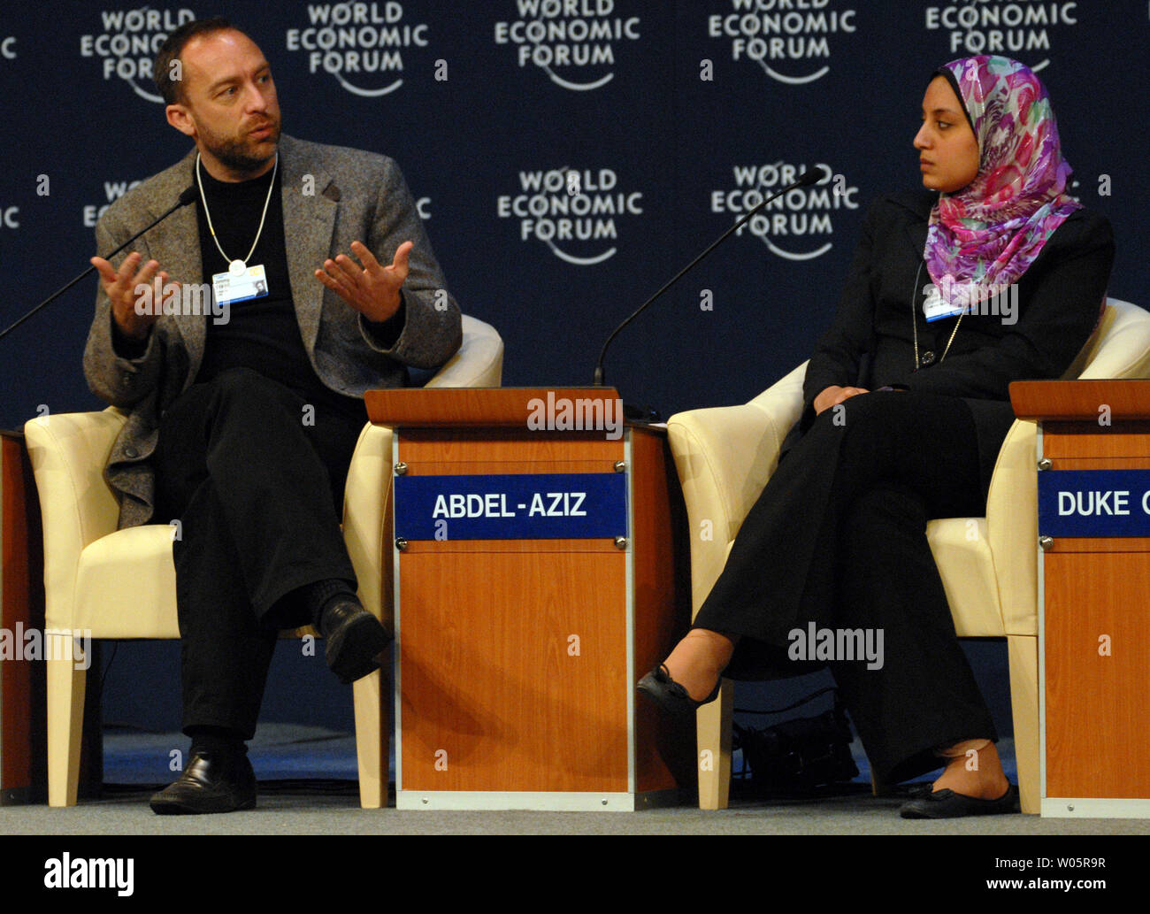 Jimmy Wales (L), Gründer von Wikia, Adressen der Abschlusssitzung des World Economic Forum am ägyptischen Roten Meer von Sharm el Sheikh am Dienstag, den 20. Mai 2008. Das Thema des diesjährigen Gipfels ist "Lernen aus der Zukunft." Das Forum ist eines der größten Treffen für Politik und Wirtschaft im Mittleren Osten. (UPI Foto) Stockfoto