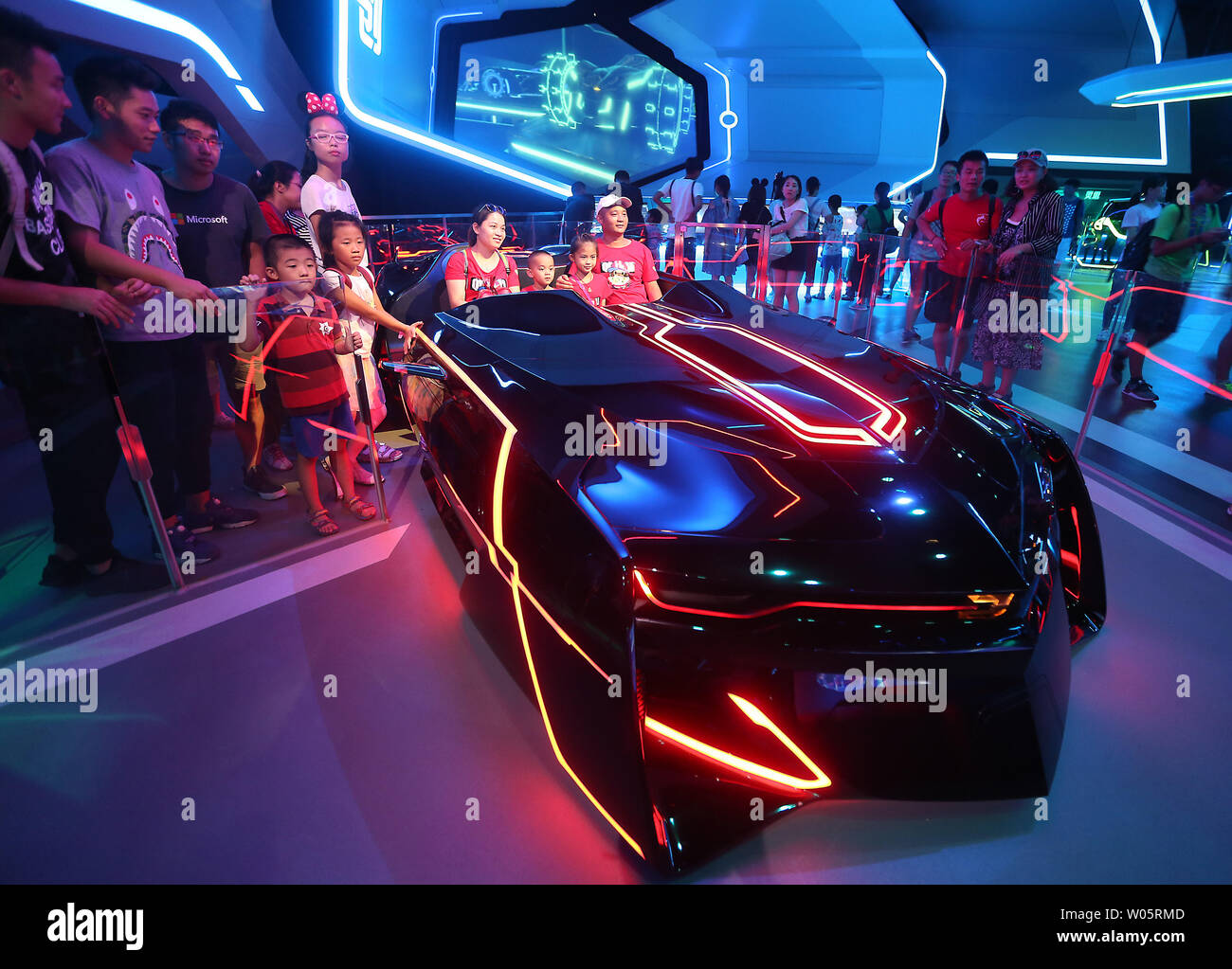 Chinesische posieren für Fotos in den Tron Ausstellungshalle in Morgen Land in Shanghai Disneyland Resort am 14. August 2017. Shanghai Disneyland ist der größte ausländische Investitionen und strebt in China rasant wachsenden Mittelschicht - ein Schlüssel für die Zukunft des Unternehmens, nach Disney. Foto von Stephen Rasierer/UPI Stockfoto