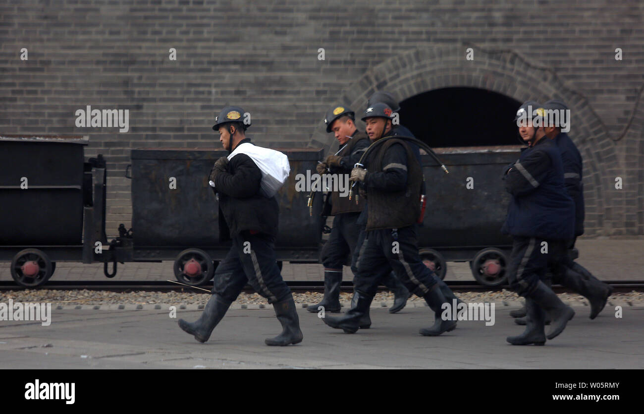 Chinesischen Bergarbeiter zu Fuß zu den Tunneln in Datong, Provinz Shanxi (China Kohle Land), am 12. Dezember 2018. China ist der größte Produzent und Verbraucher von Kohle in der Welt und ist damit der führende Verursacher von Treibhausgasen aus Kohle. China brennt viel mehr Kohle als berichtet, das seither in der Klimapolitik zu erschweren. Foto von Stephen Rasierer/UPI.. Stockfoto