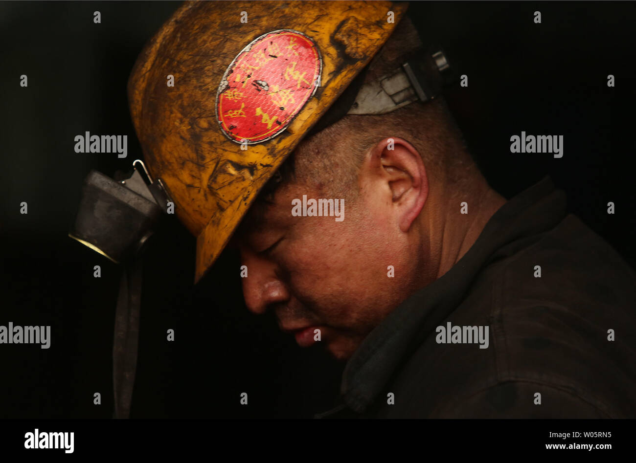 Eine Chinesische coal Miner arbeitet in der Nähe von einem Tunnel in Datong, Provinz Shanxi (China Kohle Land), am 12. Dezember 2018. China ist der größte Produzent und Verbraucher von Kohle in der Welt und ist damit der führende Verursacher von Treibhausgasen aus Kohle. China brennt viel mehr Kohle als berichtet, das seither in der Klimapolitik zu erschweren. Foto von Stephen Rasierer/UPI.. Stockfoto