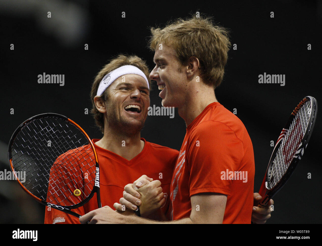 Mardy Fish (L) und Sam Querrey Feiern nach dem Gewinn der Doppelkonkurrenz für die SAP Open in San Jose, Kalifornien, am 14. Februar 2010. Fisch und Querrey schlug Benjamin Becker von Deutschland und Leonardo Mayer von Argentinien. UPI/Mohammad Kheirkhah Stockfoto