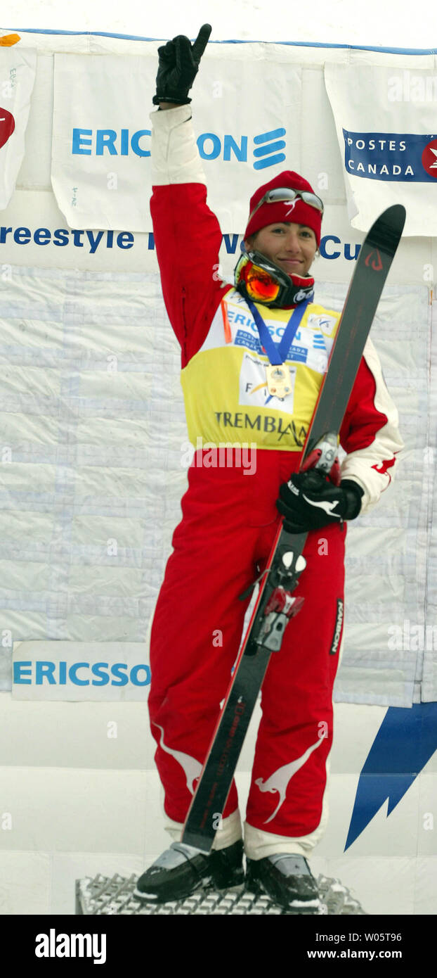 Australische Freestyle Skifahrer Lydia Ierodiaconou Ansprüche die Goldmedaille in der Antennen bei der Ericsson Freestyle Ski World Cup am Mont Tremblant Kanada am 9. Januar 2005. Ihre Gesamtmenge von 194.18 Punkten festigt ihre Führung in der WM-Gesamtwertung für Frauen Luftakrobaten. (UPI Foto/Gnade Chiu) Stockfoto