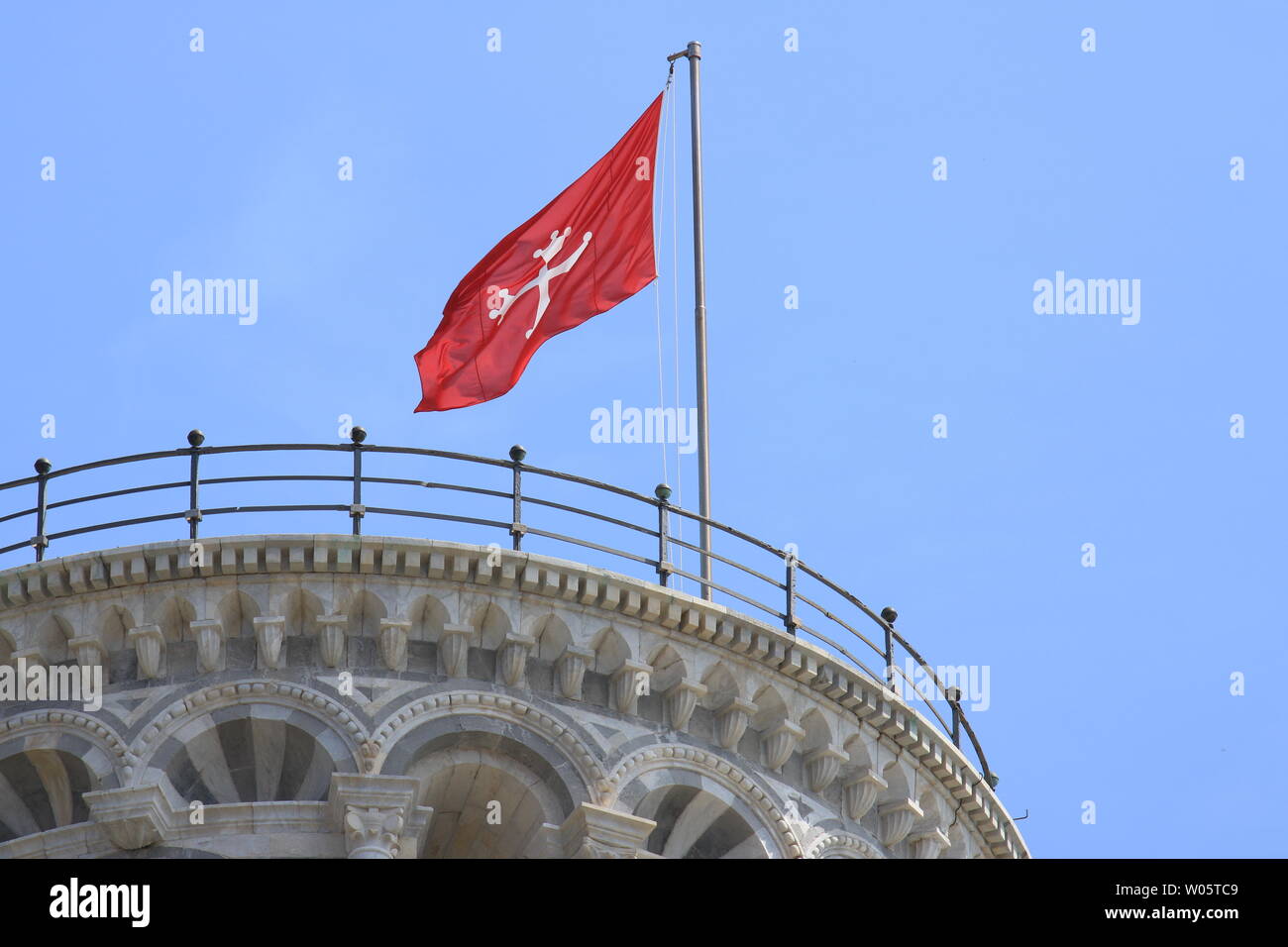 Pisa, Toskana, Italien. 21.06.2019. Schiefe Turm von Pisa. Zelle mit Glocken. Der Turm ist völlig mit weißer Carrara Marmor gebaut. Auf der obersten Etage, Vis Stockfoto