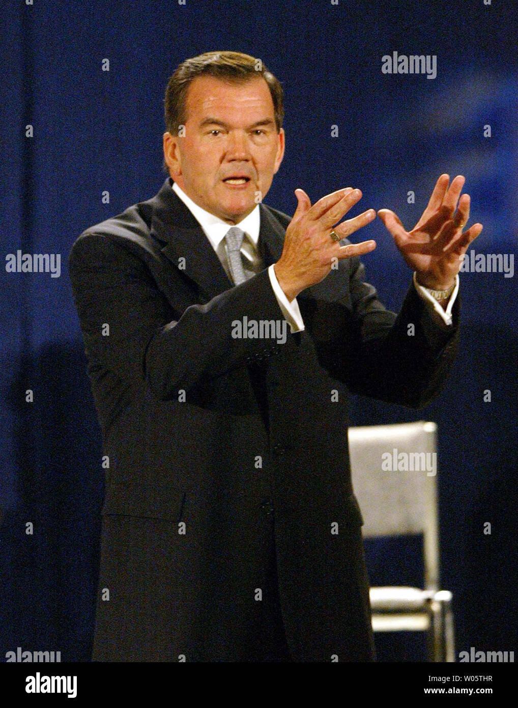 Minister für Heimatschutz Tom Ridge macht einen Punkt während der Homeland Security Bürger Perspektive Town Hall Meeting auf dem Campus der Saint Louis University in St. Louis zum 8. Oktober 2003. Der erste in einer Reihe von Town Hall Meetings, Ferderal, staatliche und örtliche Beamte haben gemeinsam für eine Chance für die Bürger Bedenken und Empfehlungen bezüglich zukünftiger terroristischer Bedrohungen und anderen nationalen Notfällen zu hören. (UPI/Rechnung Greenblatt) Stockfoto