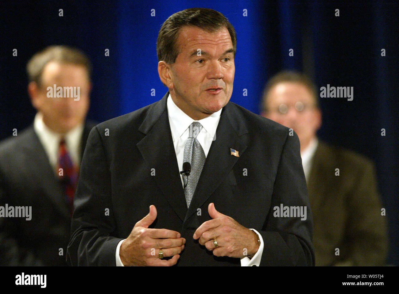 Minister für Heimatschutz Tom Ridge macht einen Punkt als Missouri Direktor der Homeland Security Tim Daniel (L) und St. Louis Öffentliche Sicherheit Regisseur Sam Simon, während der Innere Sicherheit Bürger Perspektive Town Hall Meeting auf dem Campus der Saint Louis University in St. Louis zum 8. Oktober 2003 zu hören. Der erste in einer Reihe von Town Hall Meetings, Ferderal, staatliche und örtliche Beamte hörte Bürger Bedenken und Empfehlungen bezüglich zukünftiger terroristischer Bedrohungen und anderen nationalen Notfällen. (UPI/Rechnung Greenblatt) Stockfoto