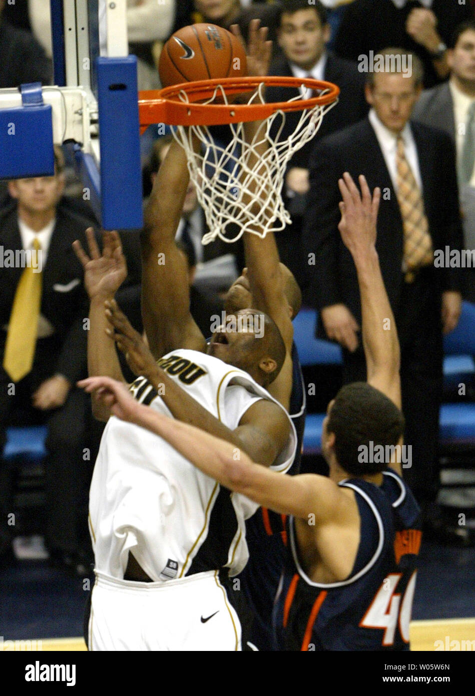 Universität von Missouri Arthur Johnson (50) kämpft für die Erholung mit der Universität von Illinois "Jamees Augustinus in der zweiten Hälfte des jährlichen Braggin Rechte Spiel am Savvis Center in St. Louis am 23. Dezember 2003. Illinois besiegte Missouri 71-70. (UPI Foto/Rechnung Greenblatt) Stockfoto