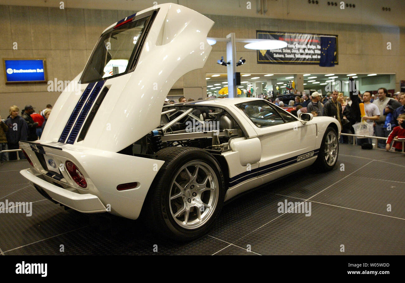 Die Besucher der St. Louis Auto Show erhalten Sie einen genaueren Blick auf die neuen Ford GTon Anzeige an dem America's Center in St. Louis am 24. Januar 2004. Das neue Auto, im April zur Verfügung hat einen 500 PS starken Motor, fähig speeeds von 200 Meilen pro Stunde. Ford rechnet für die Herstellung 750 vehiles im ersten Jahr zu einem Preis von $ 150 Tausend. (UPI Foto/Rechnung Greenblatt) Stockfoto