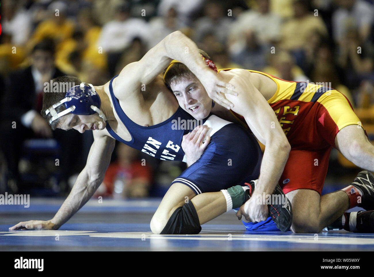 Penn States' Josh Moore (L) versucht, sich aus dem Griff von Iowa Mitgliedstaaten Zach Roberson während ihrer Meisterschaft Match in der 133 Pfund Gewicht Klasse der NCAA Division 1 Wrestling Meisterschaften am Savvis Center in St. Louis auf Mar 5 Ch 20, 2004 kostenlos. Roberson gewann das Match. (UPI Foto/Rechnung Greenblatt) Stockfoto