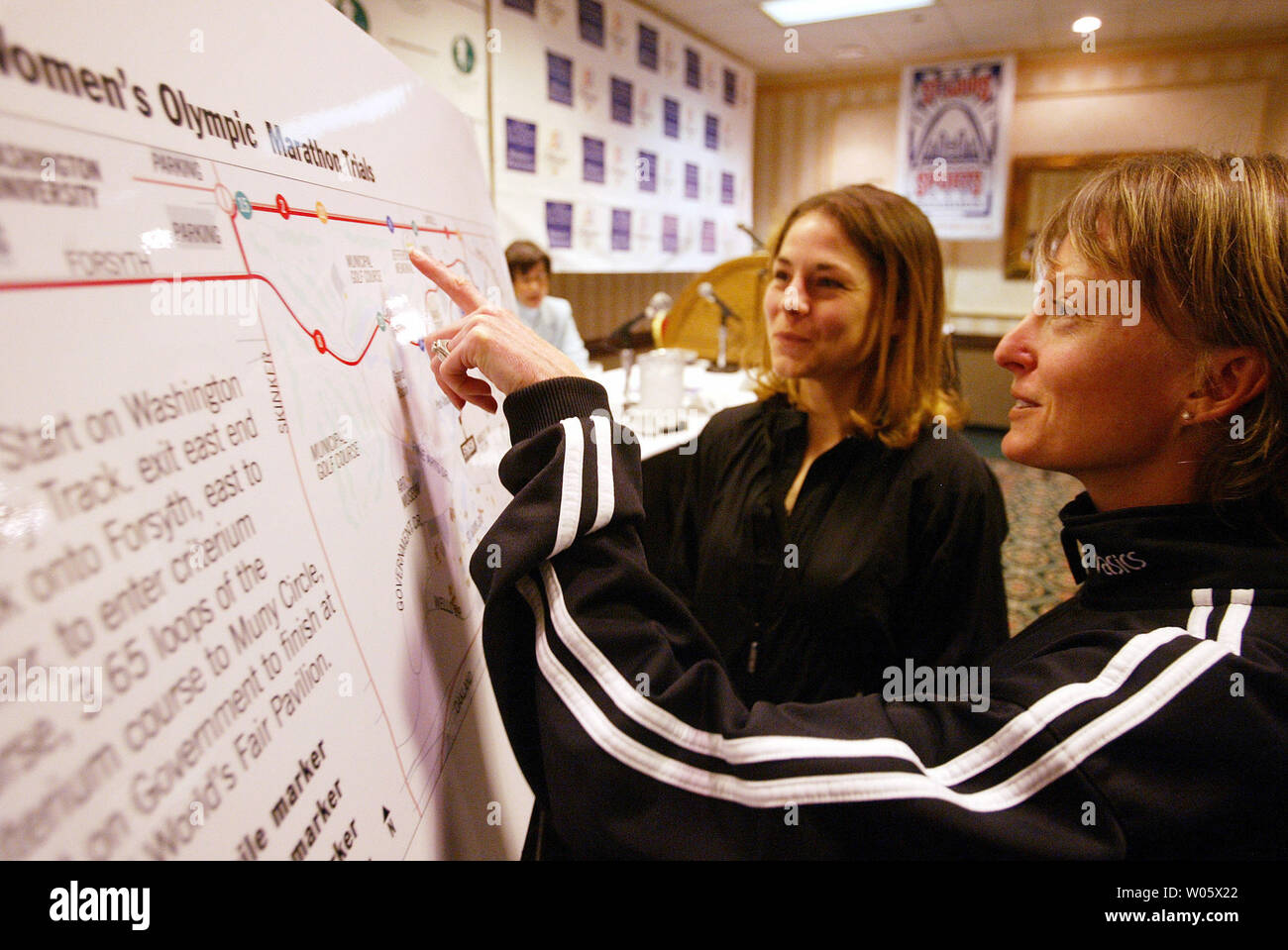 Läufer Deena Kastor (R) aof Mammoth Lakes, CA und Sara Brunnen von Edina, MN, Blick auf eine Karte der Rennstrecke werden Sie auf 4/3 während der 2004 USA Olympic Team Studien bei den Frauen Marathon laufen, im Anschluss an eine Pressekonferenz in St. Louis am 1. April 2004. Über 130 Frauen die 26 Meile Kurs durch die Straßen von St. Louis mit der Hoffnung, die die Vereinigten Staaten bei den Olympischen Spielen 2004. (UPI Foto/Rechnung Greenblatt) Stockfoto