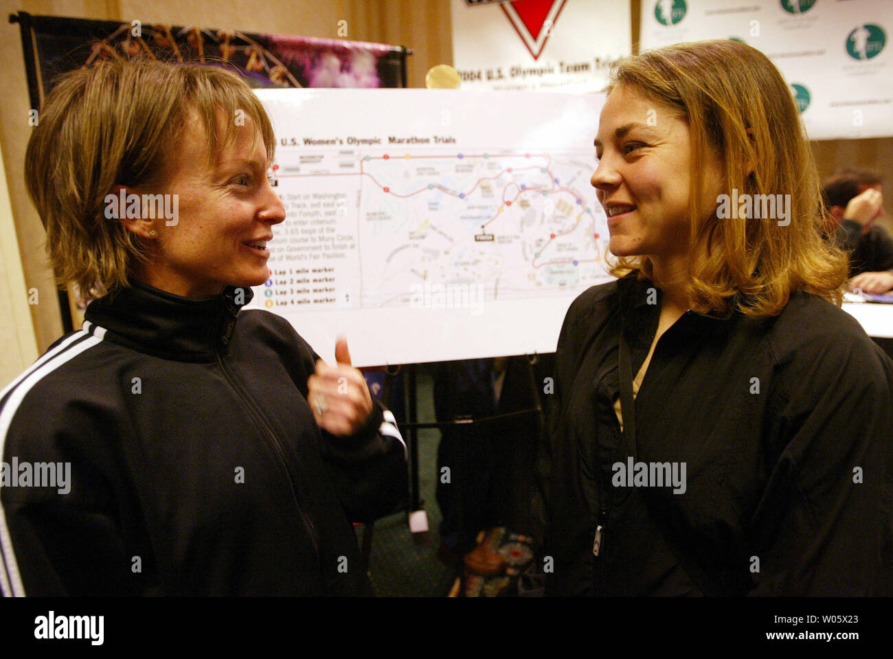 Läufer Deena Kastor (L) von Mammoth Lakes, CA und Sara Brunnen von Edina, MN, sprechen vor einer Karte der Rennstrecke werden Sie auf 4/3 während der 2004 USA Olympic Team Studien bei den Frauen Marathon laufen, im Anschluss an eine Pressekonferenz in St. Louis am 1. April 2004. Über 130 Frauen die 26 Meile Kurs durch die Straßen von St. Louis mit der Hoffnung, die die Vereinigten Staaten bei den Olympischen Spielen 2004. (UPI Foto/Rechnung Greenblatt) Stockfoto