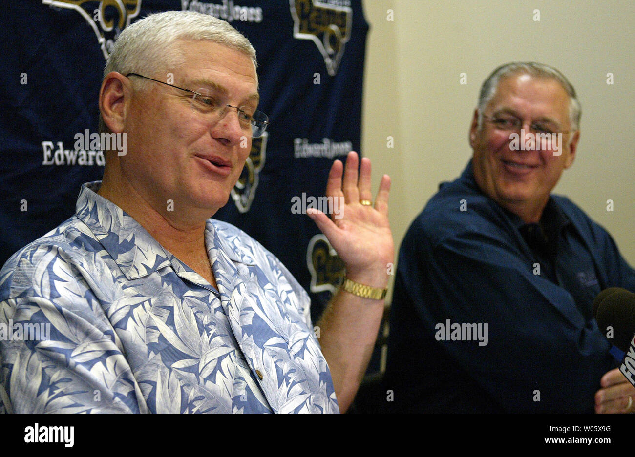 St. Louis Rams Head Football Coach Mike Martz (L) und team General manager Charley Armey Witz mit Reportern gefragt, wer sie in diesem Wochenenden wird NFL Draft während eines Mittagessens in Maryland Heights, Mo am 21. April 2004. Die Ramas, die der Jahreszeit 2003-04 bei 12-4 beendete, Pick 26. insgesamt. St. Louis hat derzeit acht Auswahlen im Entwurf, eine Auswahl im ersten, dritten, fünften und sechsten Runden und zwei Auswahlen in der Vierten und Siebten runden. (UPI Foto/Rechnung Greenblatt) Stockfoto