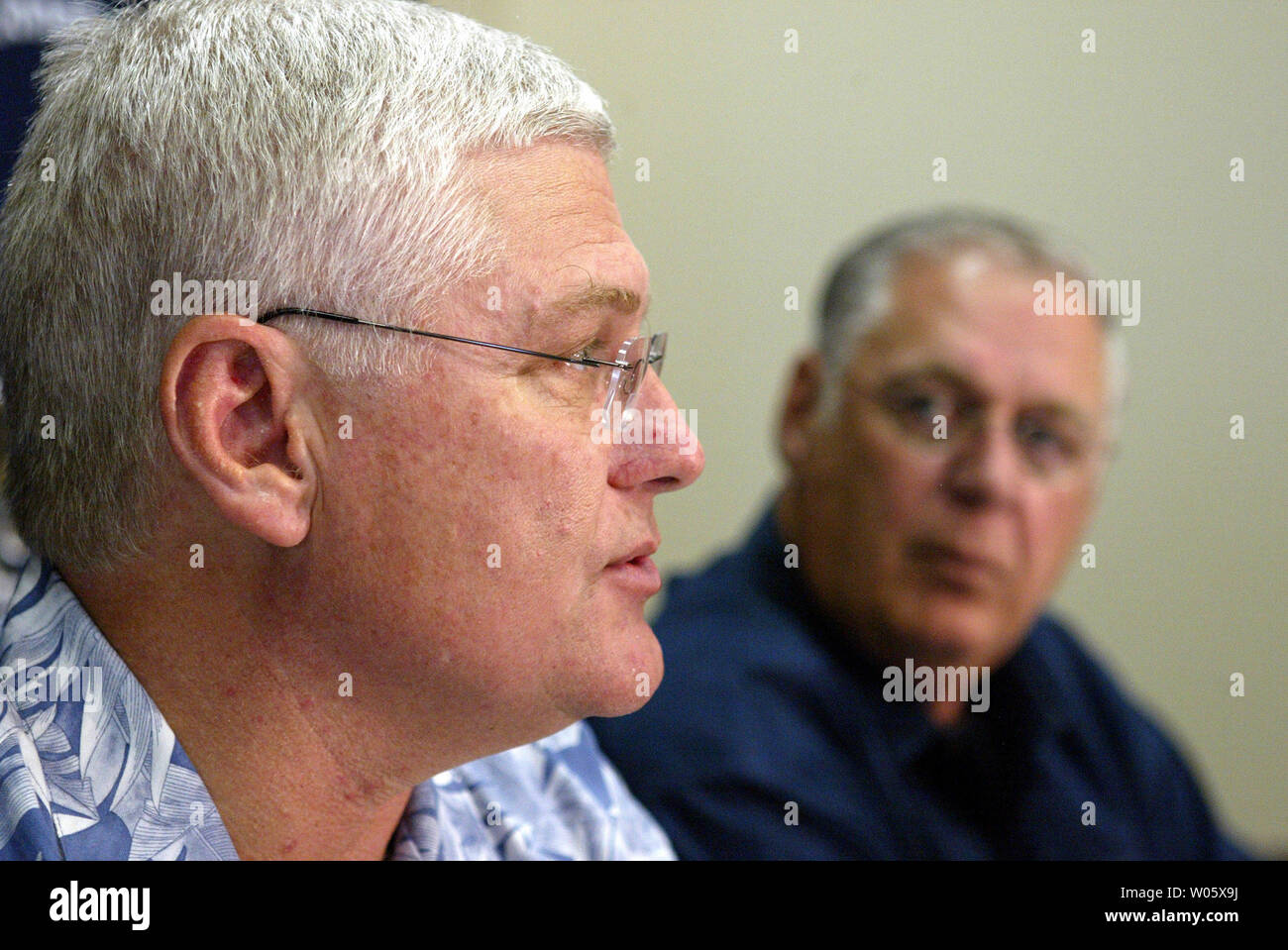 St. Louis Rams General manager Charley Armey (R) Hört als Leiter Fußball-Trainer Mike Martz Journalisten, die auf der kommenden NFL Draft, die dieses Wochenende stattfinden wird, füllt, in Maryland Heights, Mo am 21. April 2004. Die Ramas, die der Jahreszeit 2003-04 bei 12-4 beendete, Pick 26. insgesamt. St. Louis hat derzeit acht Auswahlen im Entwurf, eine Auswahl im ersten, dritten, fünften und sechsten Runden und zwei Auswahlen in der Vierten und Siebten runden. (UPI Foto/Rechnung Greenblatt) Stockfoto