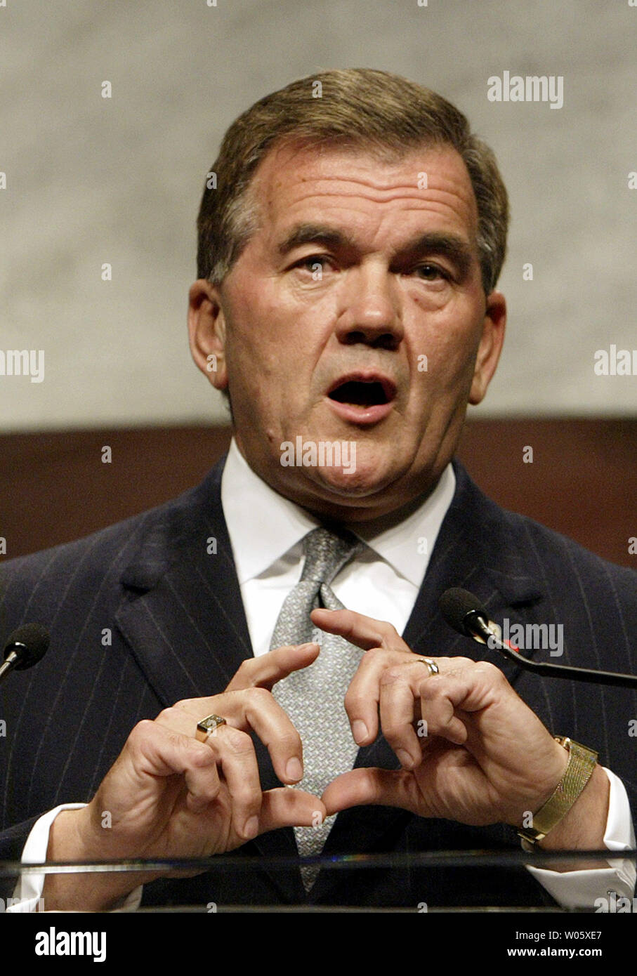 Sec. für Heimatschutz Tom Ridge Adressen der Eröffnungsfeier der 79. jährlichen amerikanischen roten Kreuz National Convention in America's Center in St. Louis am 21. Mai 2004. (UPI Foto/Rechnung Greenblatt) Stockfoto