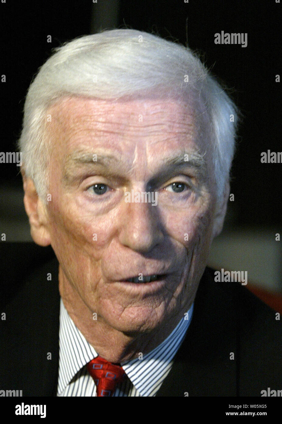 Astronaut Eugene Cernan Gespräche während der Eröffnung der Ausstellung in der St. Louis Science Center in St. Louis am 3. Juni 2004. Cernan, der letzte Mann auf dem Mond zu gehen, war an Hand der Öffnung, die die Geschichte der Raumfahrt zeigt und wie es das zukünftige Geschick im Universum geformt. (UPI Foto/Rechnung Greenblatt) Stockfoto