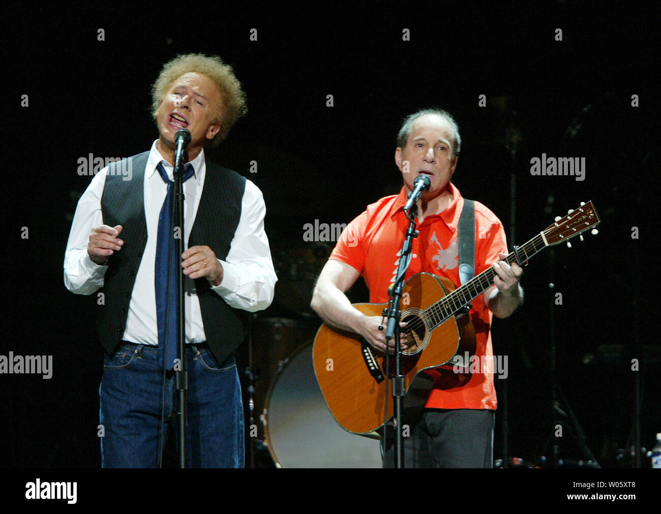 Art Garfunkel (L) und Paul Simon "Alte Freunde", bei ihrem Konzert in der Savvis Center in St. Louis am 26. Juni 2004. (UPI Foto/Rechnung Greenblatt) Stockfoto