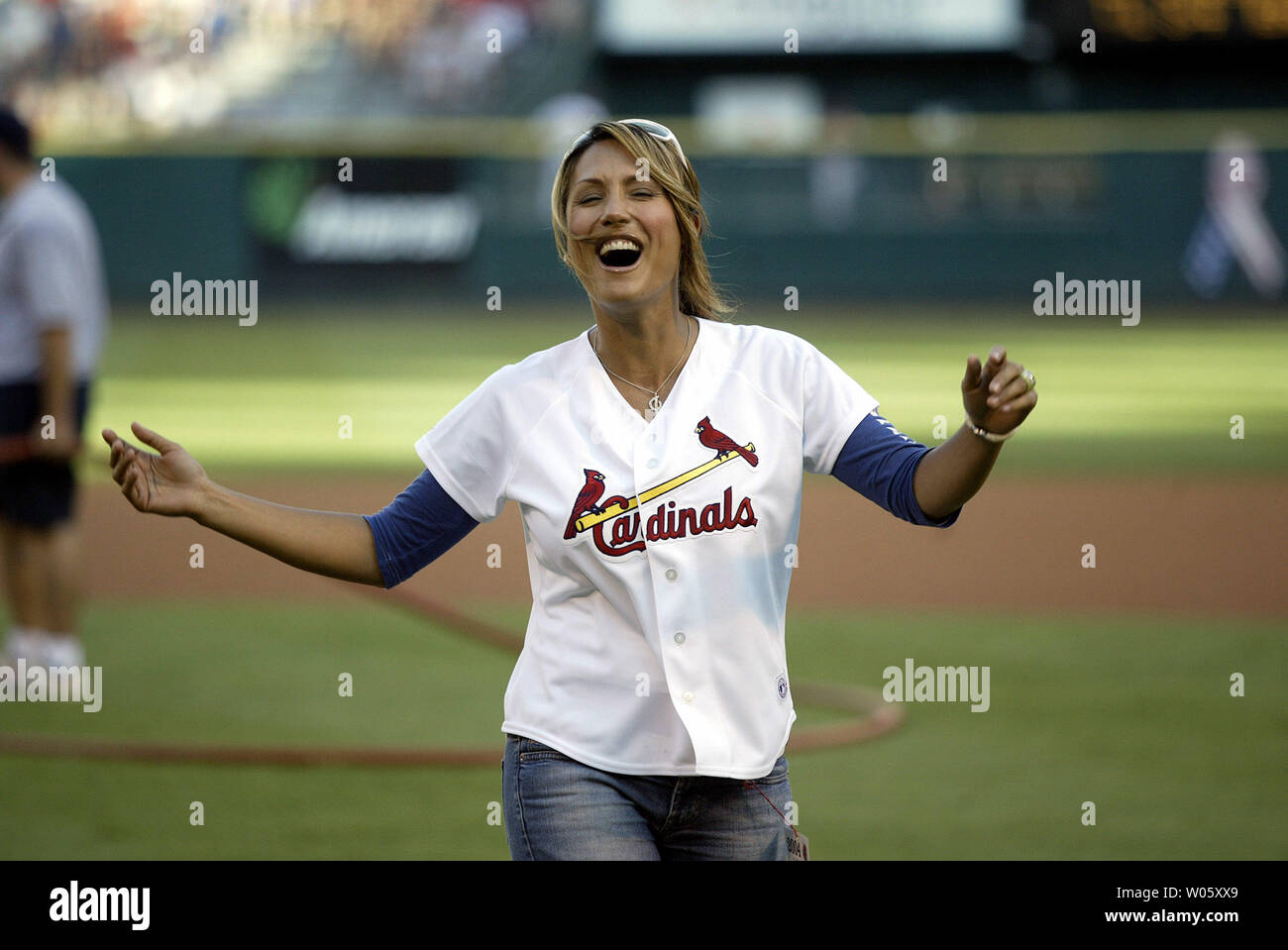 Leeann Tweeden von Fox Sports Net reagiert auf Ihren ersten Pitch geworfen, bevor ein Spiel zwischen den Chicago Cubs und die St. Louis Cardinals am Busch Stadium ni St. Louis am 9. Juli 2004. Tweeden ist in St. Louis Aufnahme Segmente für "den besten verdammten Sport Show" auf dem Fox Sports Network. (UPI Foto/Rechnung Greenblatt) Stockfoto