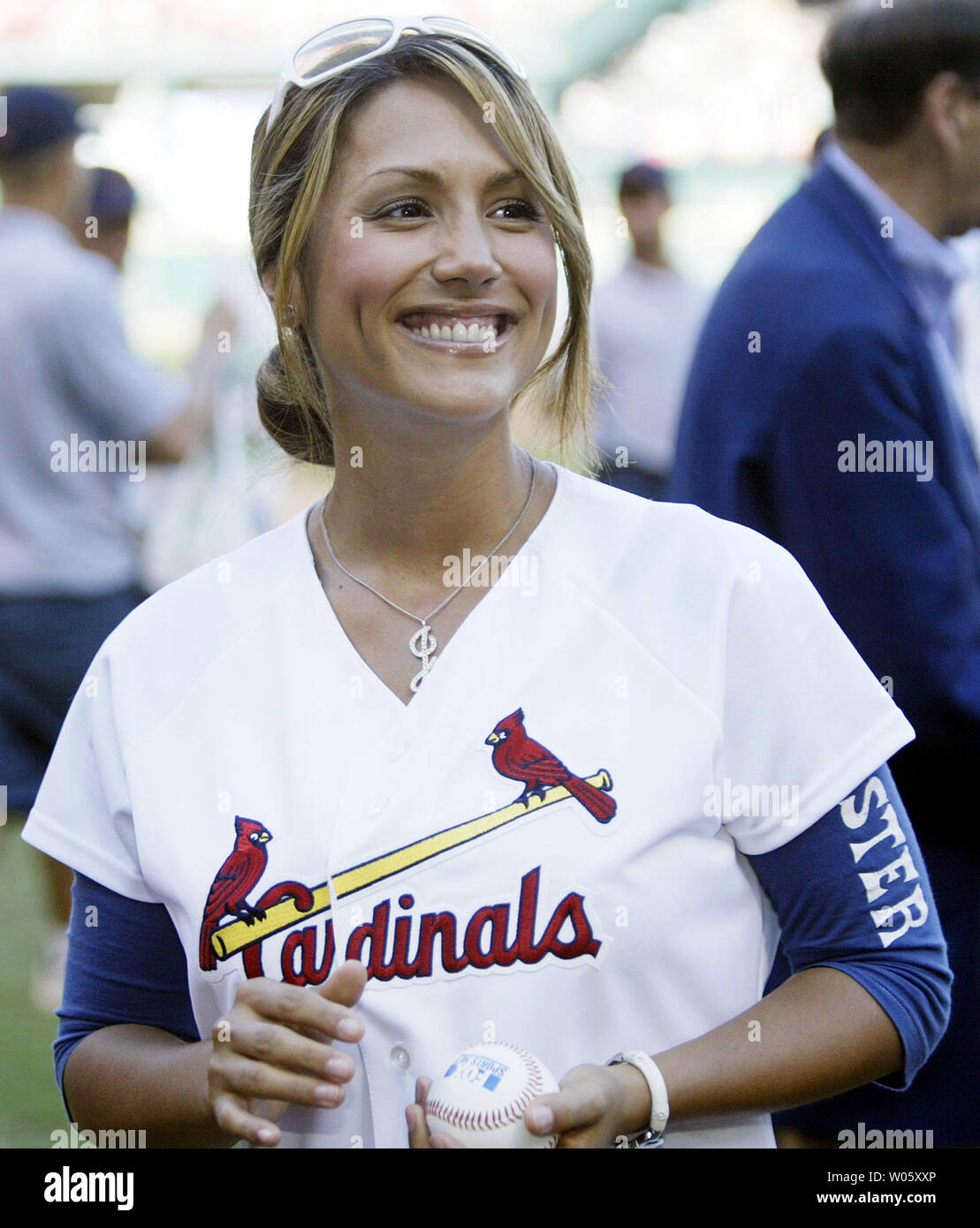 Leeann Tweeden von Fox Sports Net ist der Busch Stadium Menschenmenge vor einem Spiel zwischen den Chicago Cubs und die St. Louis Cardinals am Busch Stadium in St. Louis am 9. Juli 2004 eingeführt. Tweeden ist in St. Louis Aufnahme Segmente für "den besten verdammten Sport Show" auf dem Fox Sports Network. (UPI Foto/Rechnung Greenblatt) Stockfoto